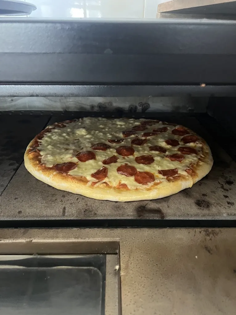 Pizza recién salida del horno de Matteo's Pizza
